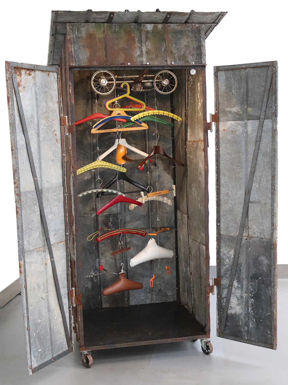 Hanger im Haus der inneren Werte ist eine kinetische Installation von Willi Reiche