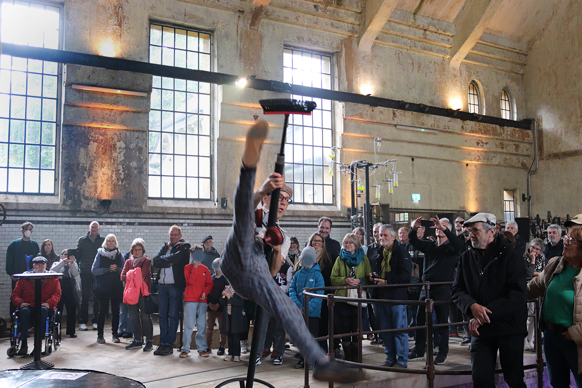 Vernissage mit Noah Chorny, Stangenakrobat